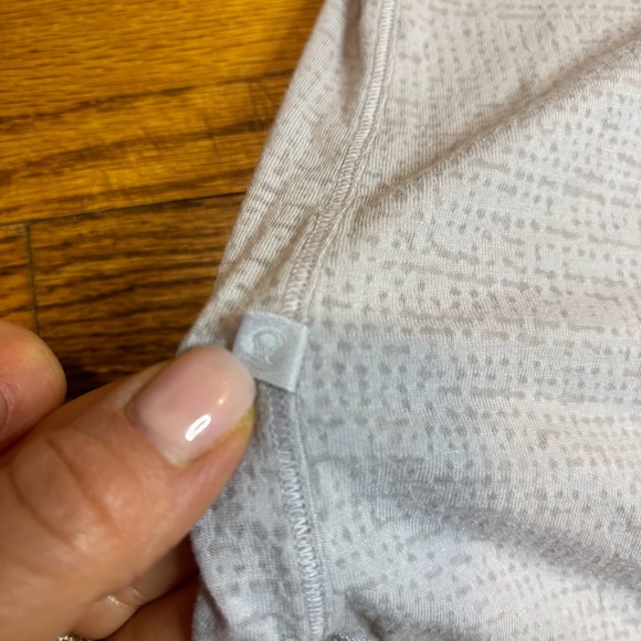 Women’s Lululemon light gray/pale purple relaxed tank, size: 4 - Picture 3 of 3